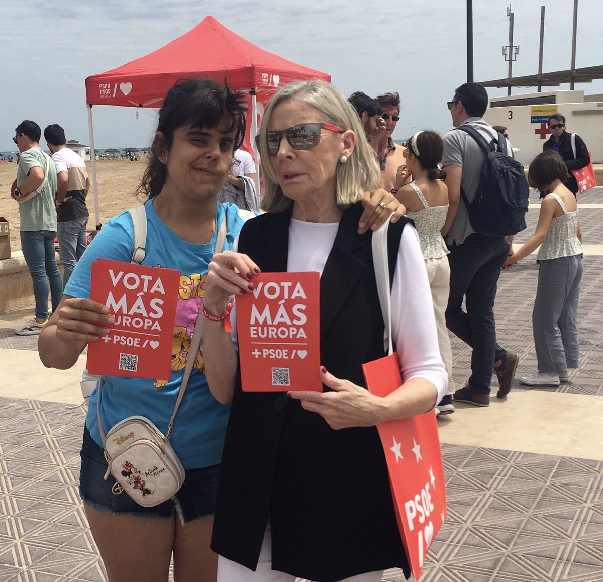 psoeBenimaclet's tweet photo. Mañana de campaña con la candidata a eurodiputada @SanGomezLopez 
en #Maritim #València 
Para hacer que estas europeas las gane la socialdemocracia y que España, así, gane un futuro próspero y con más oportunidades, sostenible y solidario 👉 #19J #Vota #MasEuropa 
#VotaPSOE🌹 https://t.co/VzXJR5hoXm