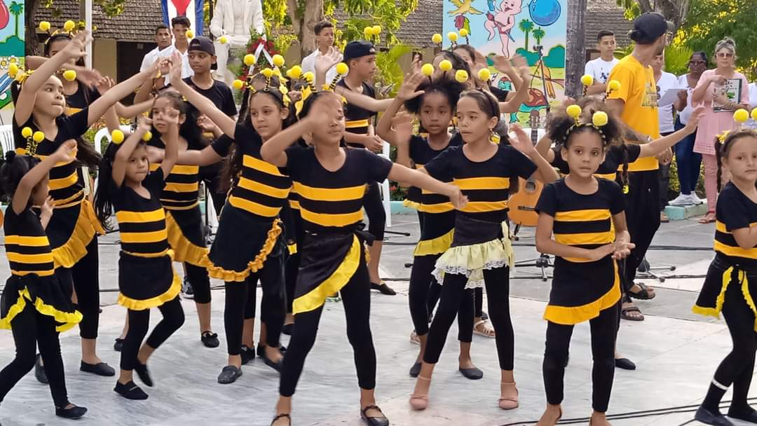 InesMChapman's tweet photo. Por la sonrisa de nuestros niños y niñas,que son la esperanza del mundo,unidos con amor.Felicidades a los pequeños de las familias cubanas en el #DíaMundialDeLaInfancia
Dame la mano y danzaremos,dame la mano y me amarás,como una sola flor seremos,como una flor y nada más💐#Cuba https://t.co/UF1E2XPG1g