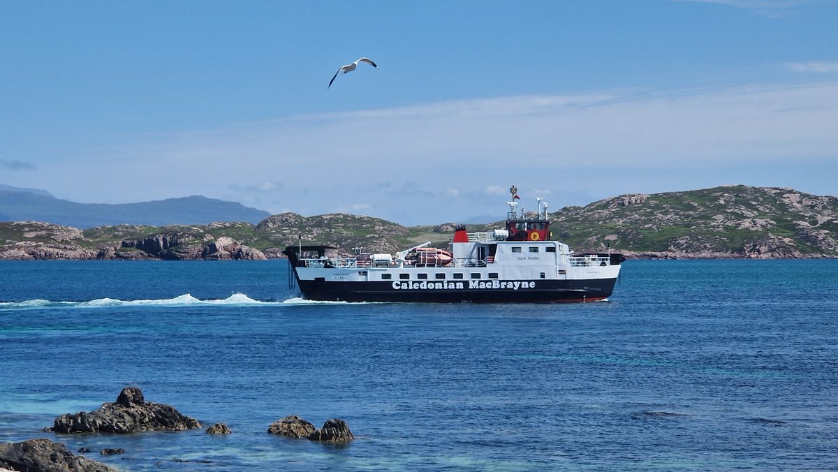 EileanIdhe's tweet image. Enjoying an ale, appreciating the brief return [according to current forecast!] of warm sun.. sea around our coast is breath-taking! Who's checking their diary &amp;amp; pondering a booking this year or next season? #thinplace #visitscotland #isleofiona #metime #pilgrimage #scottishisles
