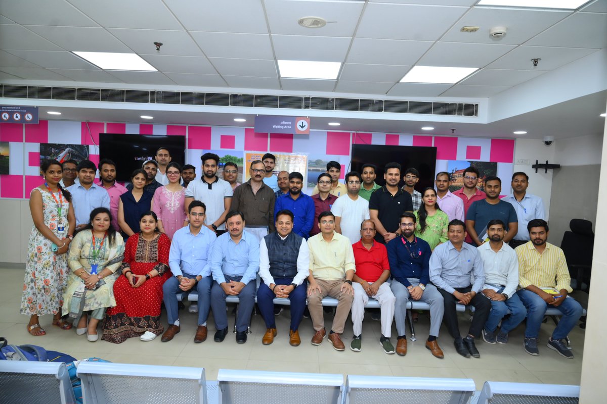 RPO, गाजियाबाद द्वारा विभिन्न POPSK में कार्यरत डाक विभाग के अधिकारियों के लिए दिनांक 1 जून, 2024 को एक दिवसीय प्रशिक्षण कार्यक्रम आयोजित किया गया जिससे कि आवेदकों को पासपोर्ट सम्बंधी सेवाएं और अधिक सुलभ रूप से प्रदान की जा सके। 1/2