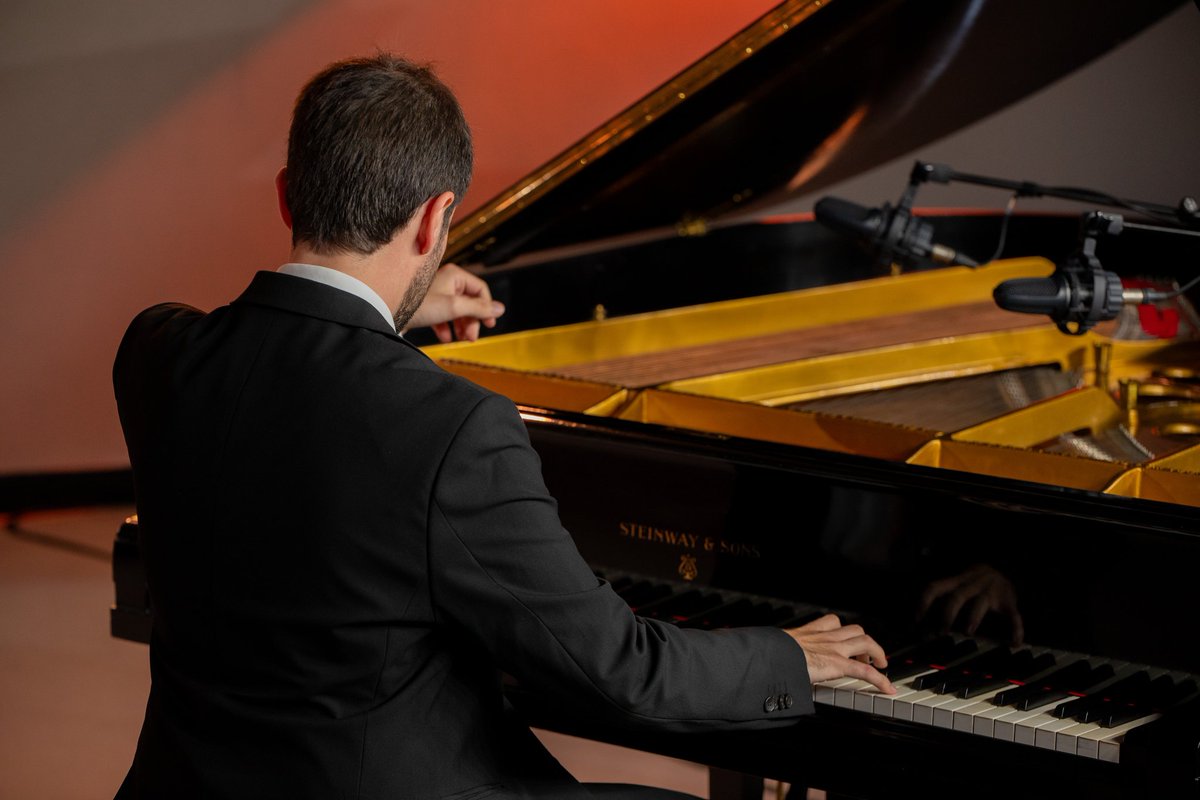 JMBarcelona1's tweet photo. L'acurada i expressiva interpretació del pianista @VBraojos ens ha transportat, aquest matí, als romàntics universos de #Granados i #Schubert 🎶

Un concert brillant per iniciar el mes de juny 🌼

📷 Casa Seat (fotògraf Joan Carrión) https://t.co/olvhwVJAHi