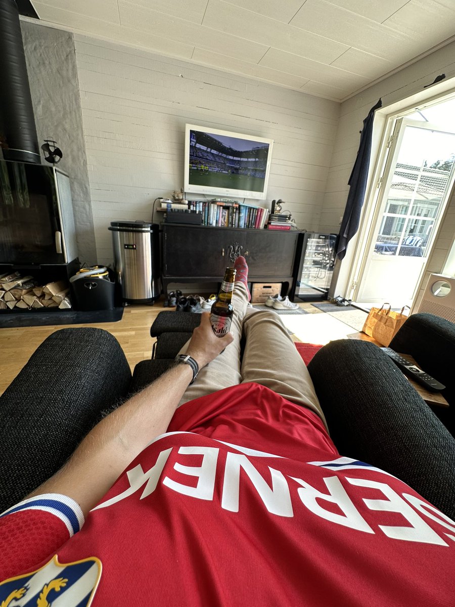LukeLowenang's tweet photo. Läge med en paus från poolhänget. Kämpar vi in tre poäng! 💙🤍 #ifkgbg https://t.co/lmCk6mFPCT
