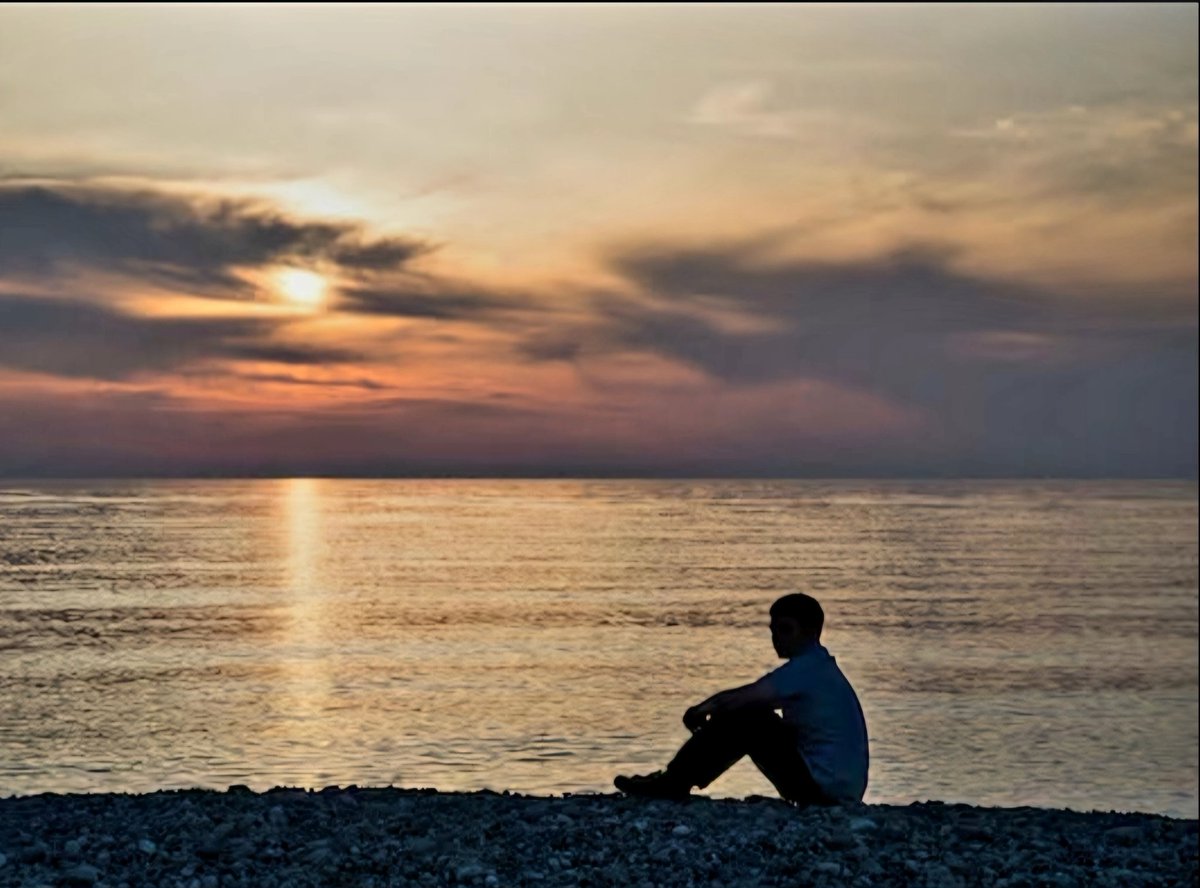 SaulGtrauma's tweet image. "La soledad es un abrazo que nos
  envuelve cuando necesitamos 
  encontrarnos con nosotros mismos".
- Julio Cortázar