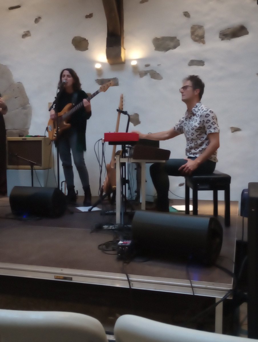 'Zerumugan bizi da,
beraz, inon ez...'😍💜
Gozamen ikaragarria atzo Beasaingo Igartzako Jauregian bildu ginenona. <a href="/Tenpora_/">Tenpora</a> taldeak sekulako emanaldia eskaini zigun eta zentzumen guztiak ezin kitzikatuago itzuli nintzen etxera. Ikusi-entzun ez duzuenok badakizue: TENPORA💜💜💜