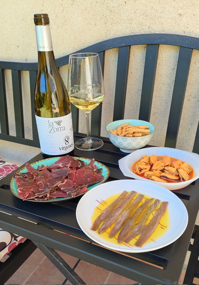Hoy hay #vermú en #CasaLillo con mejillones, cecina de León y anchoas de <a href="/angelachu_es/">Conservas Angelachu</a> con una copa de blanco 8 vírgenes de <a href="/Vinoslazorra/">Vinos la zorra</a>