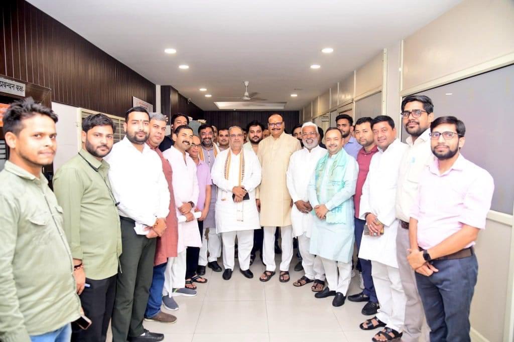 भाजपा प्रदेश मुख्यालय में मा• उप-मुख्यमंत्री श्री <a href="/brajeshpathakup/">Brajesh Pathak</a> जी, मा• प्रदेश अध्यक्ष श्री <a href="/Bhupendraupbjp/">Bhupendra Singh Chaudhary</a> जी एवं मा• राज्यमंत्री (स्वतंत्र प्रभार) श्री <a href="/JPSRathoreBJP/">JPS Rathore BJP</a> जी के साथ लोकसभा चुनाव प्रबंधन समिति के कार्यकर्ताओं से भेंट कर उनका उत्साहवर्धन किया।