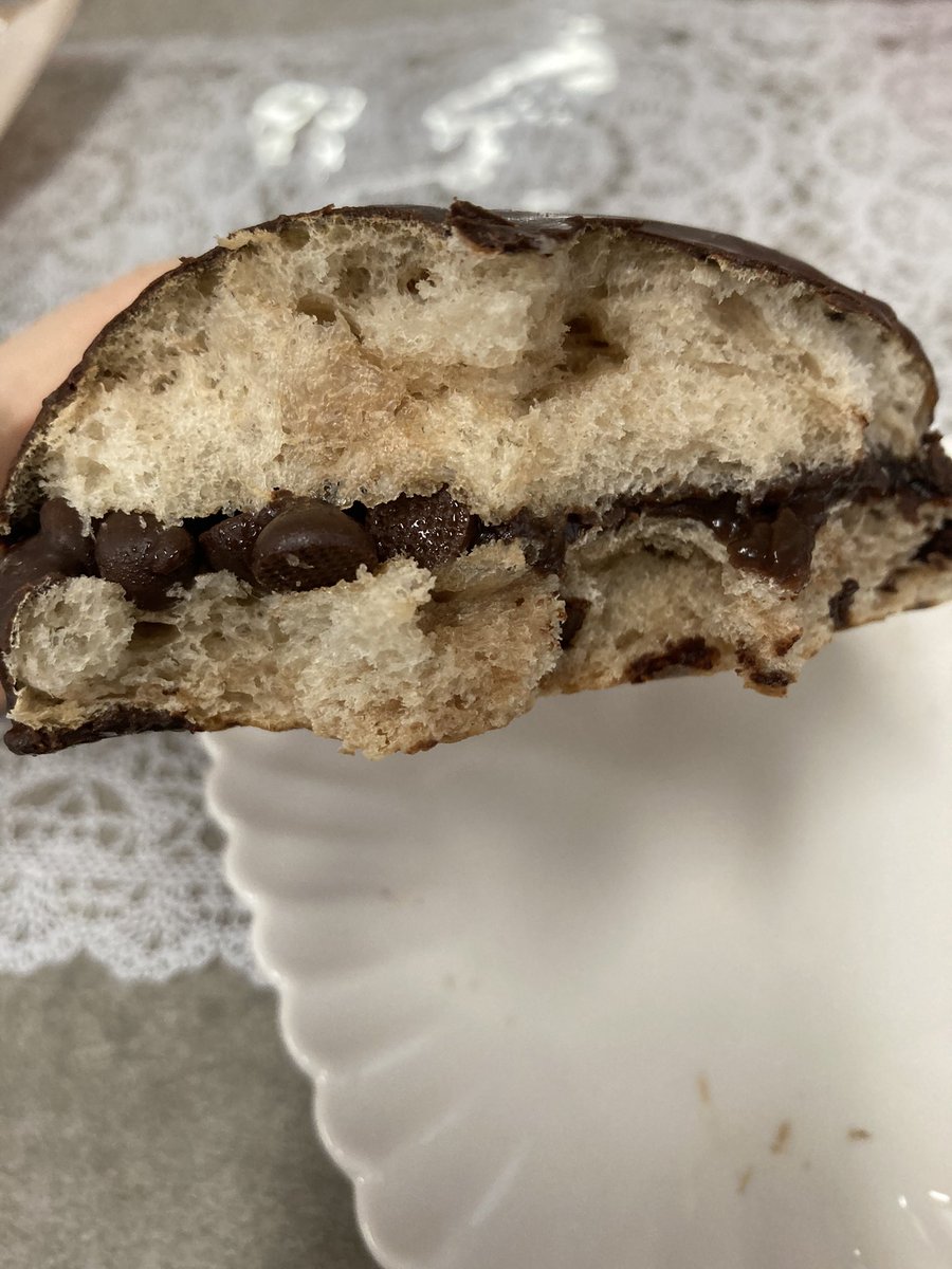 uruy2008's tweet photo. ファミマ チョコまみれみたいなパン
カロリーは、335kcal
大好きな��ョコまみれのパン！
本当にどこを食べてもチョコで、特に好きだったのはチョコチップ！たっぷり入っていてカリッとチョコ！チョコ！で美味しかった😋
中のチョコソースみたいなのも良かった！ https://t.co/FlWbsKfUin