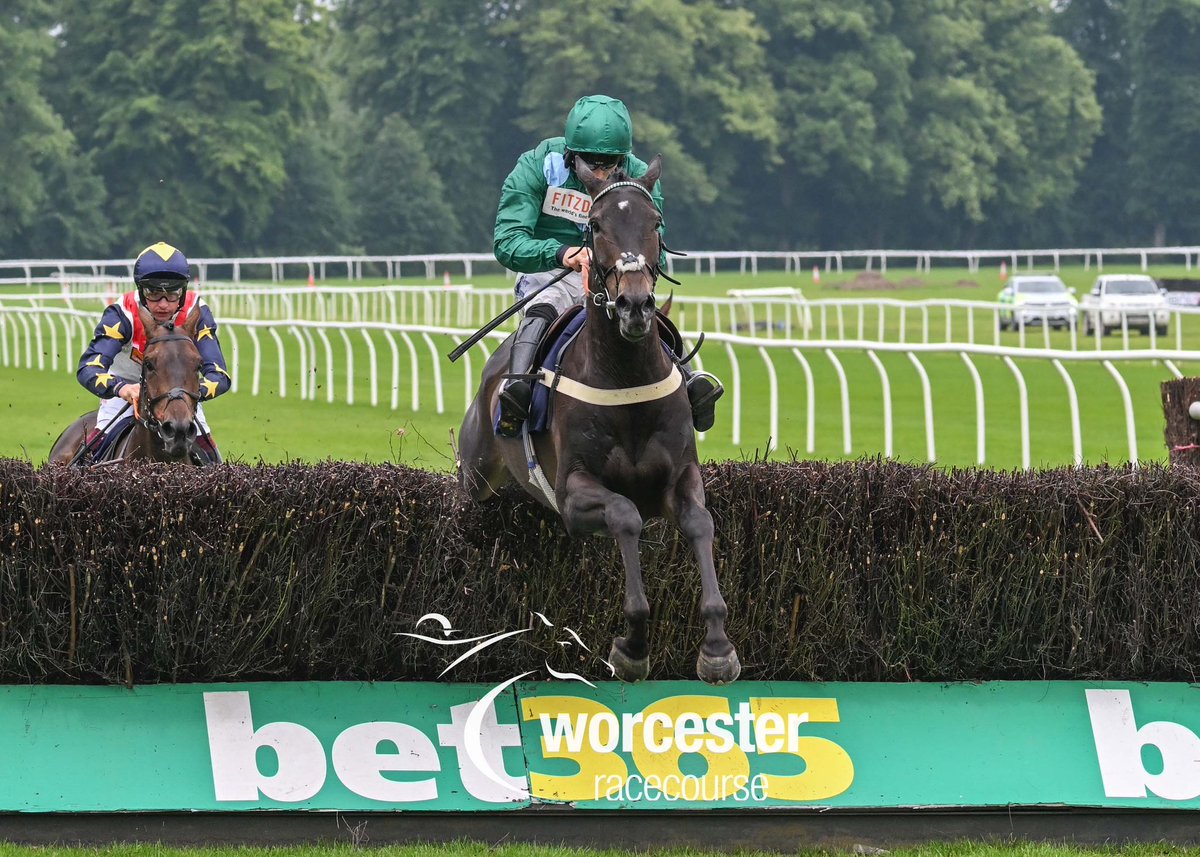 WorcesterRaces's tweet photo. RACE 2 RESULT- Law Done Differently Handicap Chase (Class 5)
🥇Kennack Bay 13/2
🥈Just In A Bit 4/1
🥉Song of Earth 33/1
Jockey: @BenJone04644251
Trainer: @benpauling1
Owners: The Ben Pauling Racing Club https://t.co/tZTlilCLZc