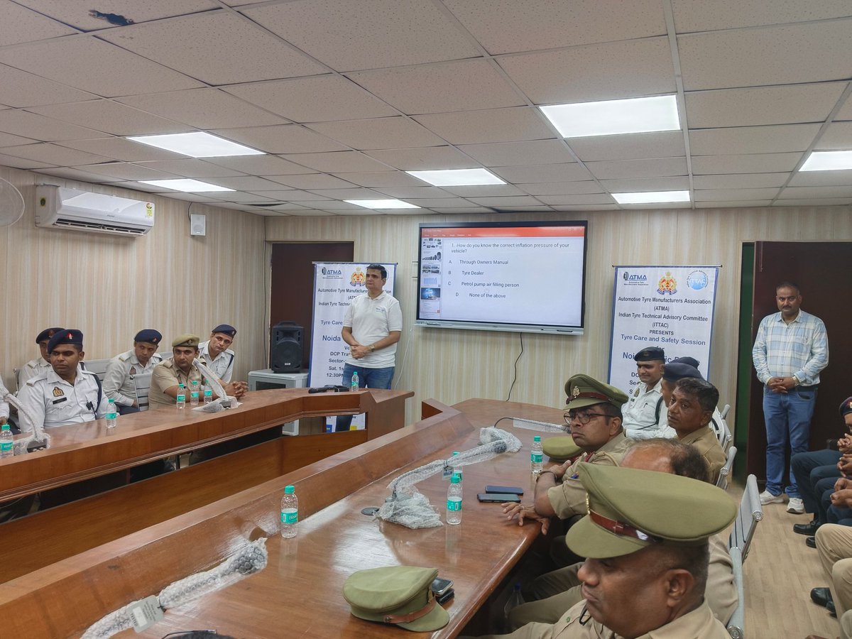 dcptrafficnoida's tweet photo. .@dcptrafficnoida की उपस्थिति में #ATMA, #ITTAC https://t.co/Rrj3ePfOg7 द्वारा यातायात कार्यालय सेक्टर–14A में यातायात कर्मियों को सड़क दुर्घटनाओं में कमी लाने के उद्देश्य से वाहनों में लगे टायरों के रखरखाव एवं प्रेशर के बारे में जानकारी दी गई यातायात कर्मियों को। https://t.co/Jk6Glh8yrg
