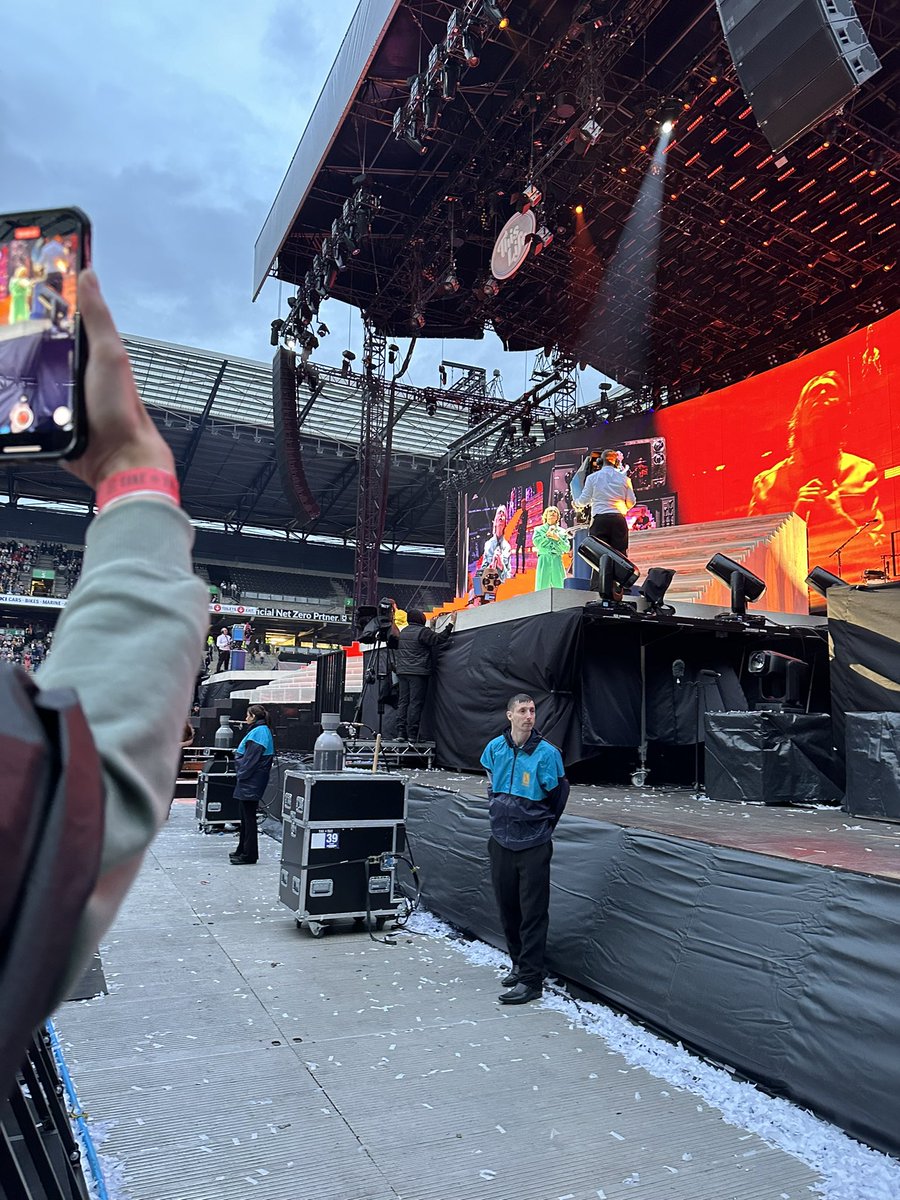 jayjujay's tweet photo. @takethat super night as always 1/2 were seated other 1/2 at front x https://t.co/rpBxwQkAOa