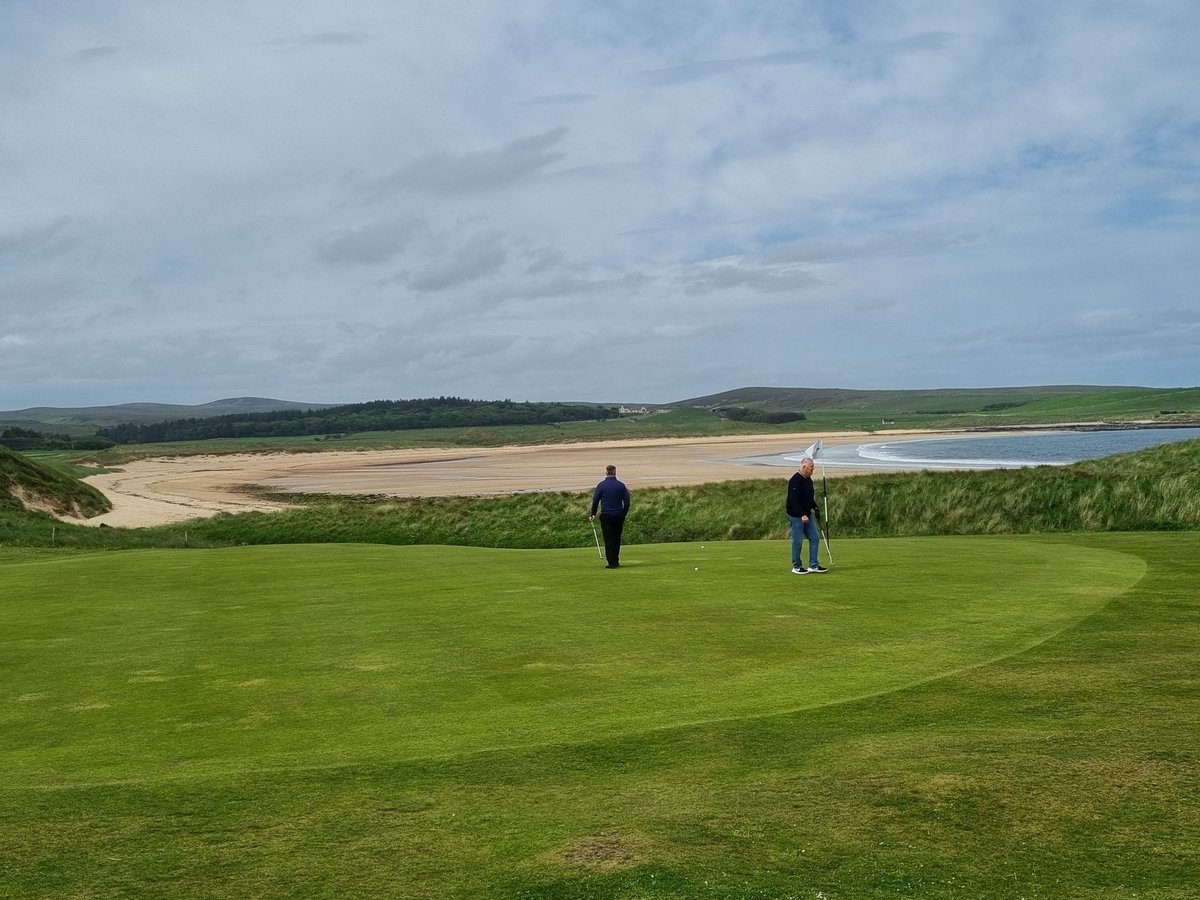 MWH02's tweet photo. Fine breezy weather for the president's silver @reaygolfclub this morning. Very low tide. https://t.co/M2OOw2xQk2