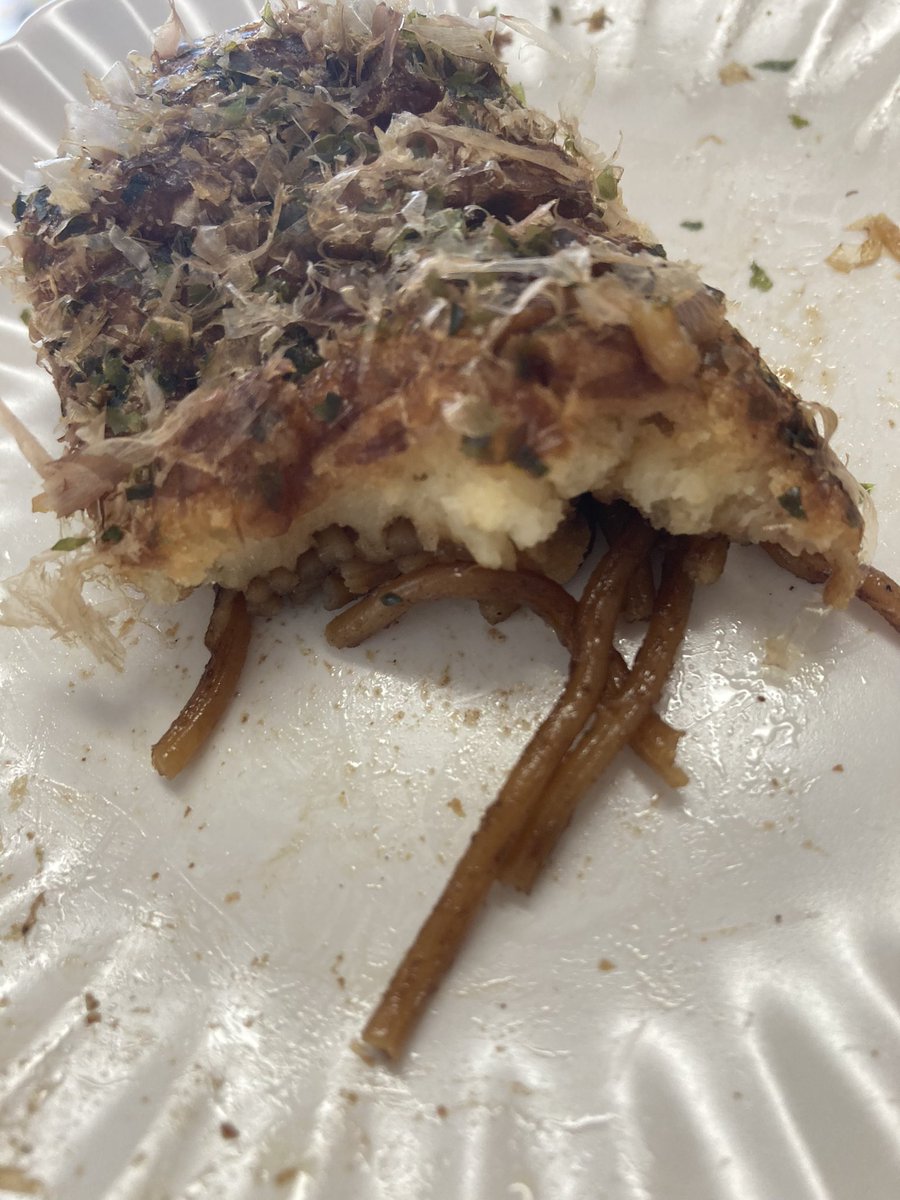 uruy2008's tweet photo. ファミマ もっちり食感のお好み焼きスティック
カロリーは、235kcal
お好み焼きスティックなのに、低カロリー🤗しかも、焼きそば入り！
しっかり温めて食べてみた。熱々もちもちふわふわで、鰹節の風味もよく、生地も焼きそばもとても美味しかった。こういう系は大好き♡ https://t.co/v4FJy3VsUe