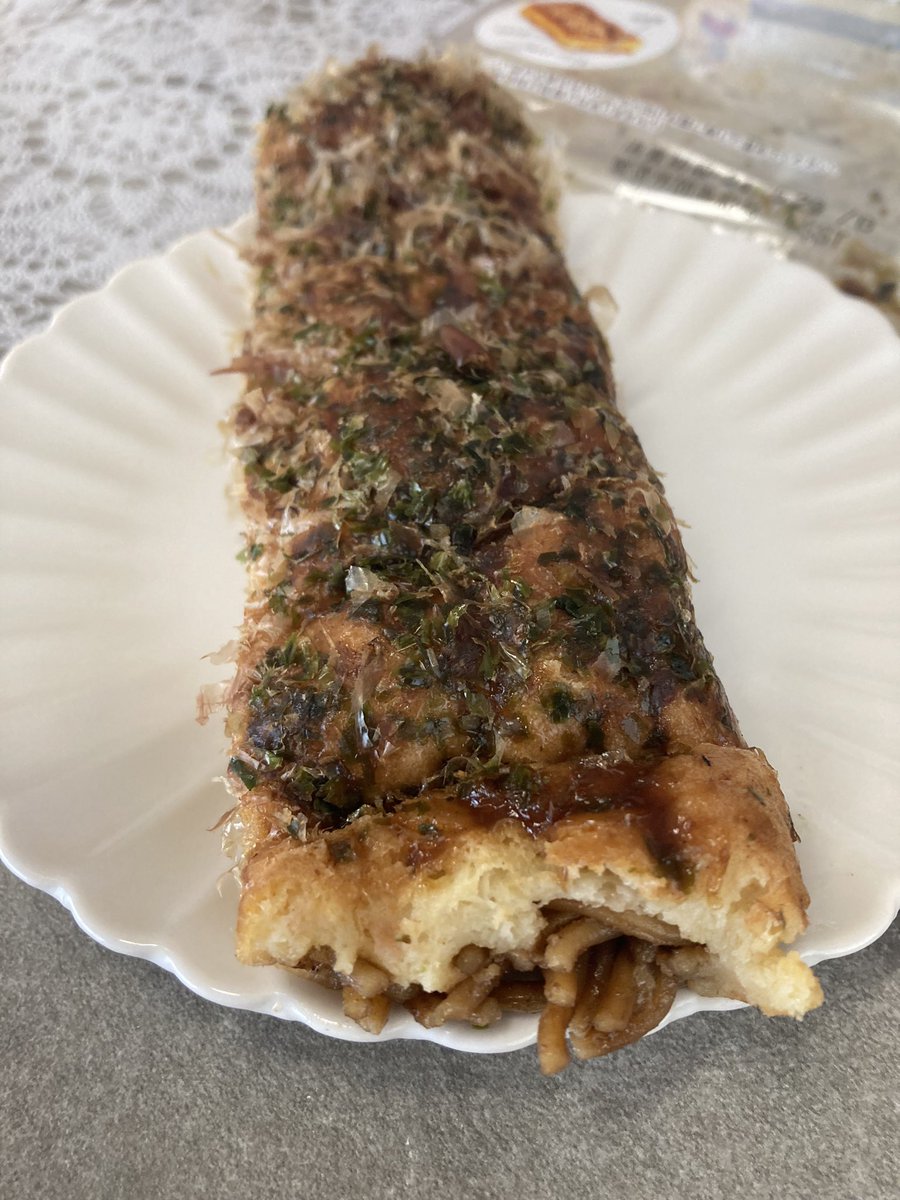 uruy2008's tweet photo. ファミマ もっちり食感のお好み焼きスティック
カロリーは、235kcal
お好み焼きスティックなのに、低カロリー🤗しかも、焼きそば入り！
しっかり温めて食べてみた。熱々もちもちふわふわで、鰹節の風味もよく、生地も焼きそばもとても美味しかった。こういう系は大好き♡ https://t.co/v4FJy3VsUe