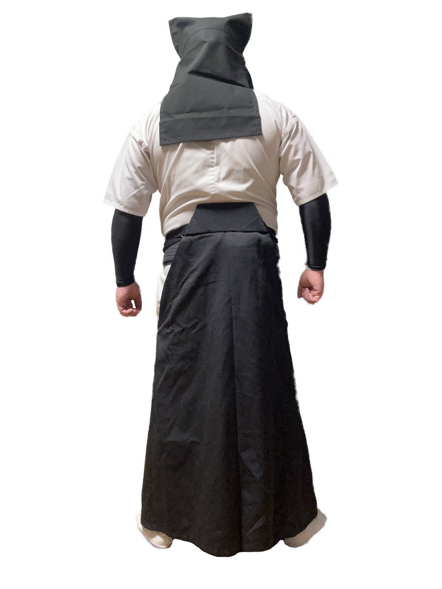 中学生の時に部活で着ていた弓道着があったので久しぶりに着てみたらギリギリ入りました😄うろ覚えで着たから着付けと袴の位置もあってないのは許して。

#弓道 #和服 #袴 #和服男子 #着物男子 #黒衣