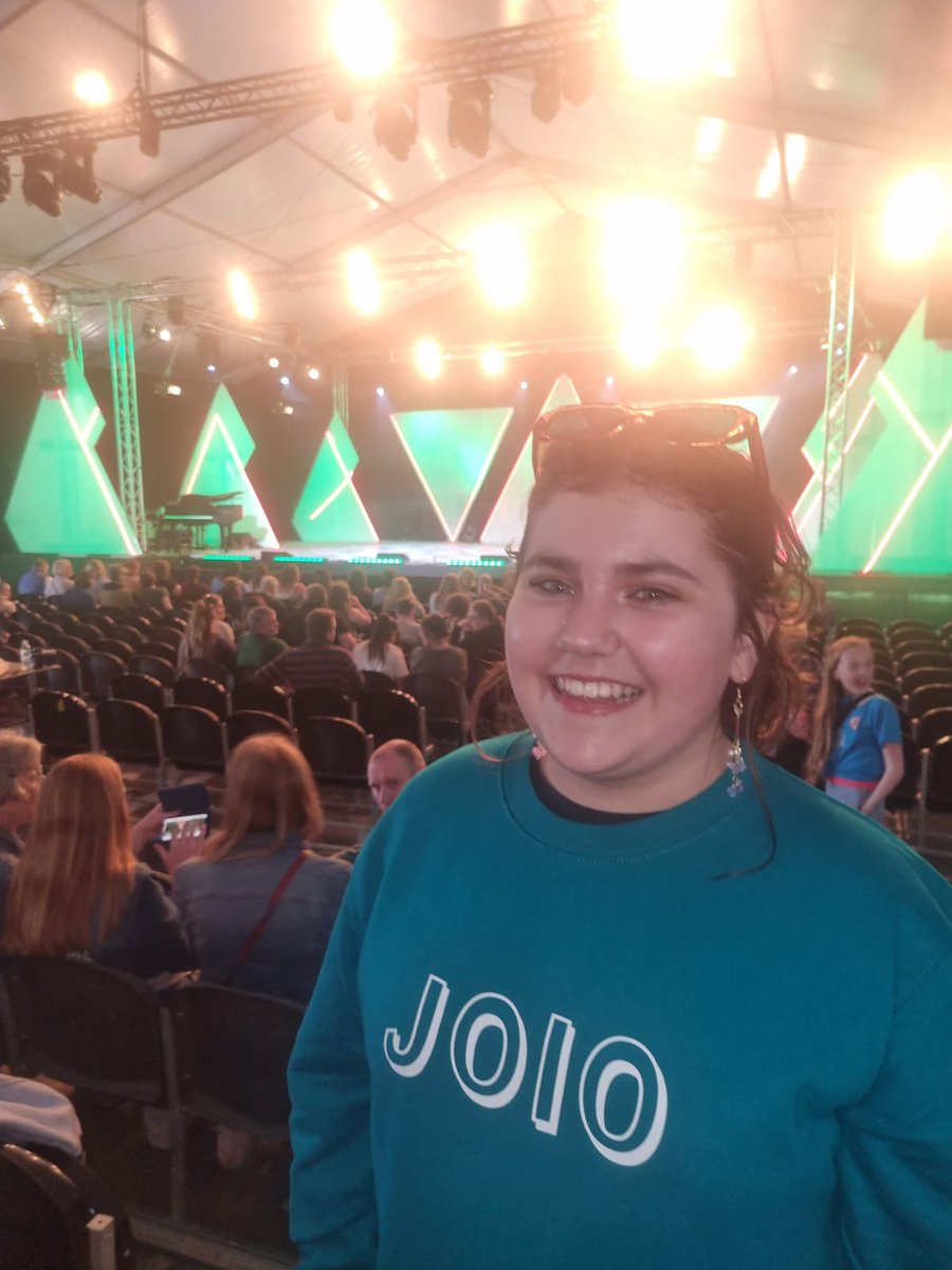Mae pob Eisteddfod lwyddiannus angen cefnogwyr brwd. Gwobr aur cefnogi Bro Edern yn mynd i Mabli yr wythnos hon am yr holl #joio 🎉 Every successful Eisteddfod depends on enthusiastic supporters. Bro Edern’s #1 supporter this week has been Mabli from year 7. She even has the