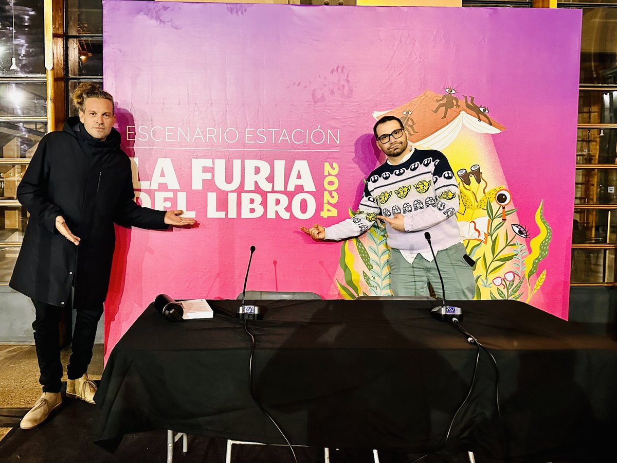 C’mon. Muy agradecido con <a href="/lafuriadellibro/">La Furia del Libro</a> <a href="/Ampersand_ed/">EdicionesAmpersand</a> <a href="/FCEChile/">Fondo de cultura económica Chile</a> <a href="/menesesportatil/">Juan Pablo Meneses</a> y <a href="/copano/">Nicolas Copano</a> por la presentación de OFF THE RECORD en La Furia del Libro. Gracias! ❤️‍🔥