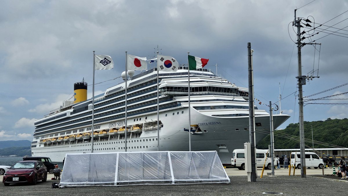 佐世保の浦頭(うらがしら)にクルーズ船が初めて入港。
イタリア船籍のコスタセレーナ号、主に韓国からの観光客のために佐世保市、日本、韓国、イタリアの旗がなびく。様々なイベントや出店がされてました。佐世保中心地から離れていること。観光客の満足感はどうでしょうか。