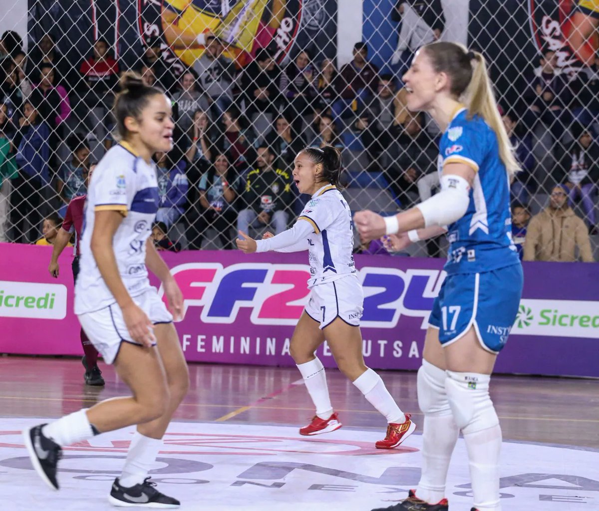 LigaLff's tweet photo. Emoção do começo ao fim!
No Zé do Feijão, o @esporteclubetaboao venceu o clássico contra o @steinfutsal por 5x4.
Com a vitória, o time de Taboão da Serra mantém a liderança e a invencibilidade na competição.
📸: dieegol9
#lffsicreci2024 #futsaldelas #futsalfeminino https://t.co/kbawF52Zs7