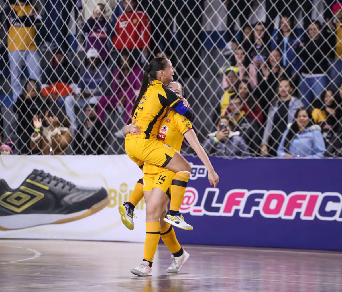 LigaLff's tweet photo. Emoção do começo ao fim!
No Zé do Feijão, o @esporteclubetaboao venceu o clássico contra o @steinfutsal por 5x4.
Com a vitória, o time de Taboão da Serra mantém a liderança e a invencibilidade na competição.
📸: dieegol9
#lffsicreci2024 #futsaldelas #futsalfeminino https://t.co/kbawF52Zs7