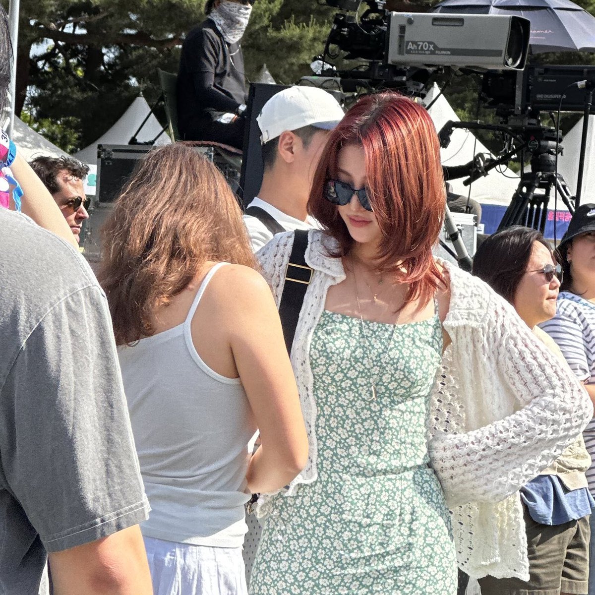 sserapics's tweet photo. YUNJIN at Seoul Jazz Festival with Junia, LAUFEY’s twin sister! https://t.co/9h4ModJ0z4