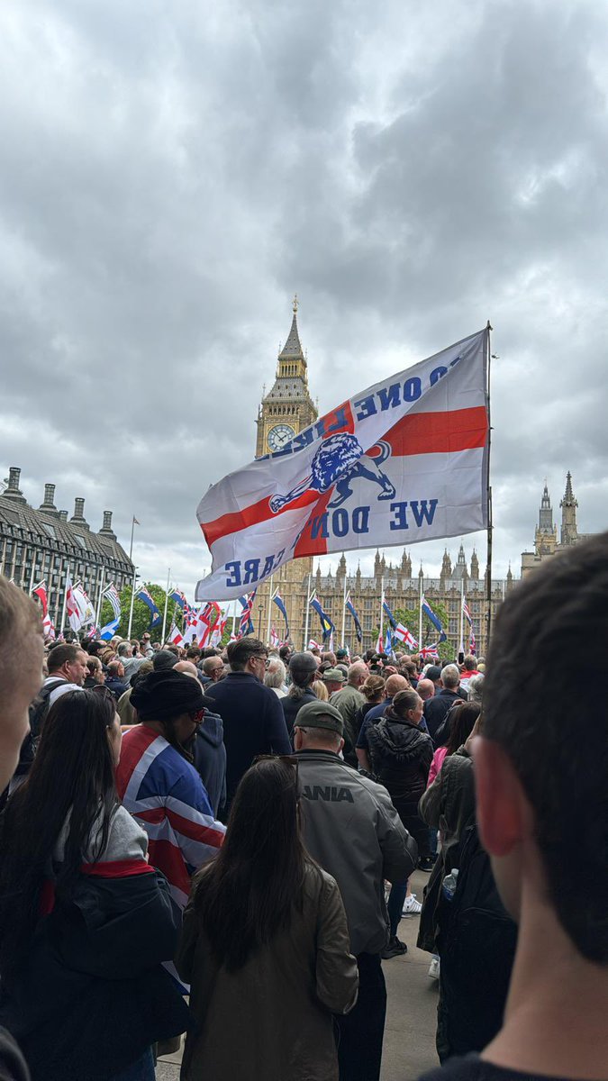 FBAwayDays's tweet image. Millwall out with those for the march across Parliament today. 

🏴󠁧󠁢󠁥󠁮󠁧󠁿