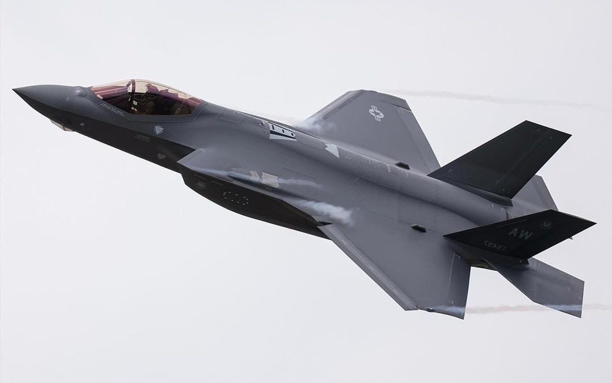 chasinglimits1's tweet image. F-35 Lightning
#F35 #F35Lightning #aviation #military #airforce #navy #aircraft