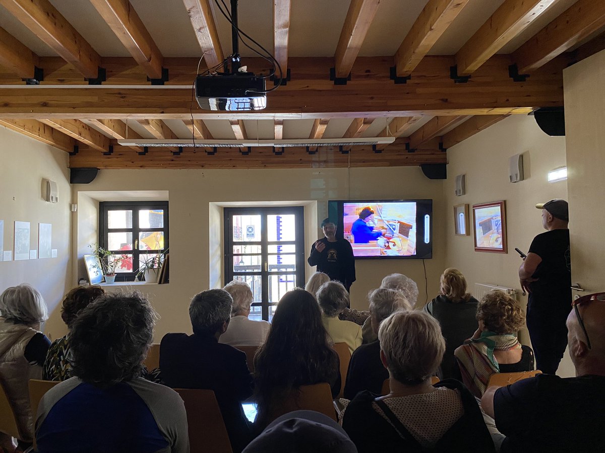 Compartiendo la mañana de sábado con les #cigarreres en la primera proyección del documental de Alejandro Nafría en #Cimavilla. ¿Para cuándo un pase en Tabacalera, @Culturagijon?