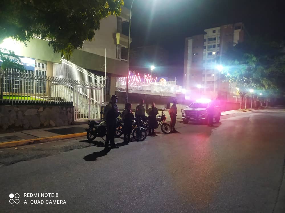 #01Junio | Funcionarios adscritos al puesto policial La Urbina ha atendido el llamado de residentes de la calle 4 afectados por música a alto volumen y personas con ingesta de bebidas alcohólicas en vía pública.
#ServiryProtegerPMS