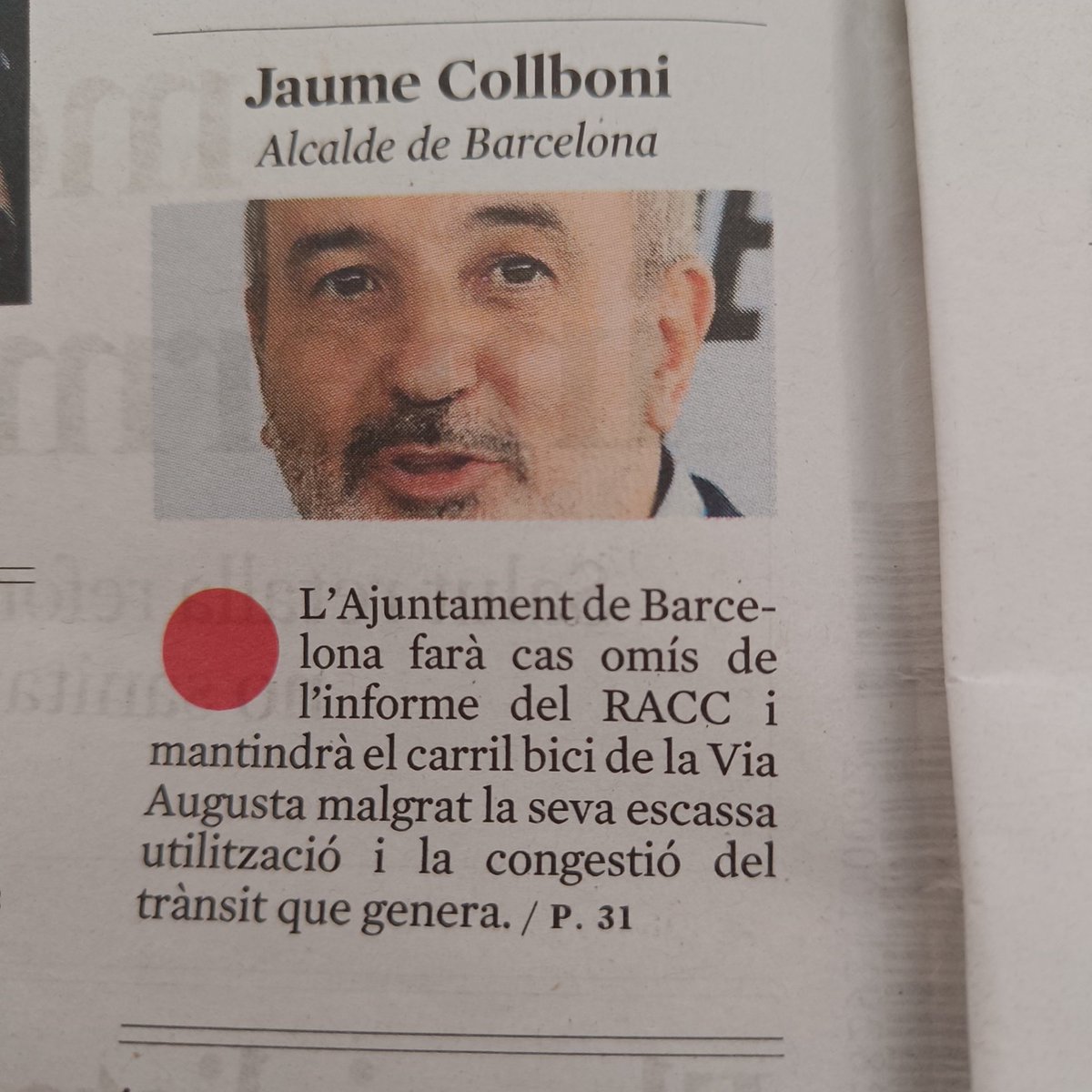 Si que deuen estar emprenyats els de la planta noble amb el carril bici, que fins i tot  li han clavat un rojo a l'alcalde!