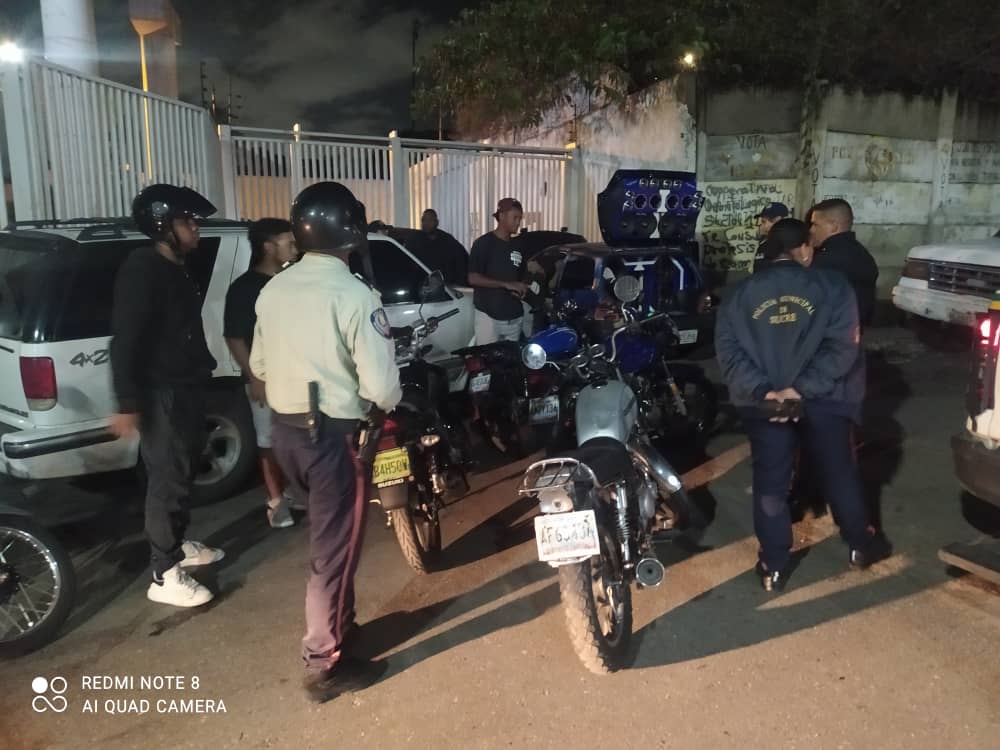 PolisucreOficia's tweet photo. #01junuo | Funcionarios adscritos a Patrullaje Vehicular han atendido el llamado de residentes del sector popular Barrio La Alcabala perturbados por música y personas con  ingesta de bebidas alcohólicas en vía pública .
#ServiryProtegerPMS https://t.co/DIHe9zgXZZ