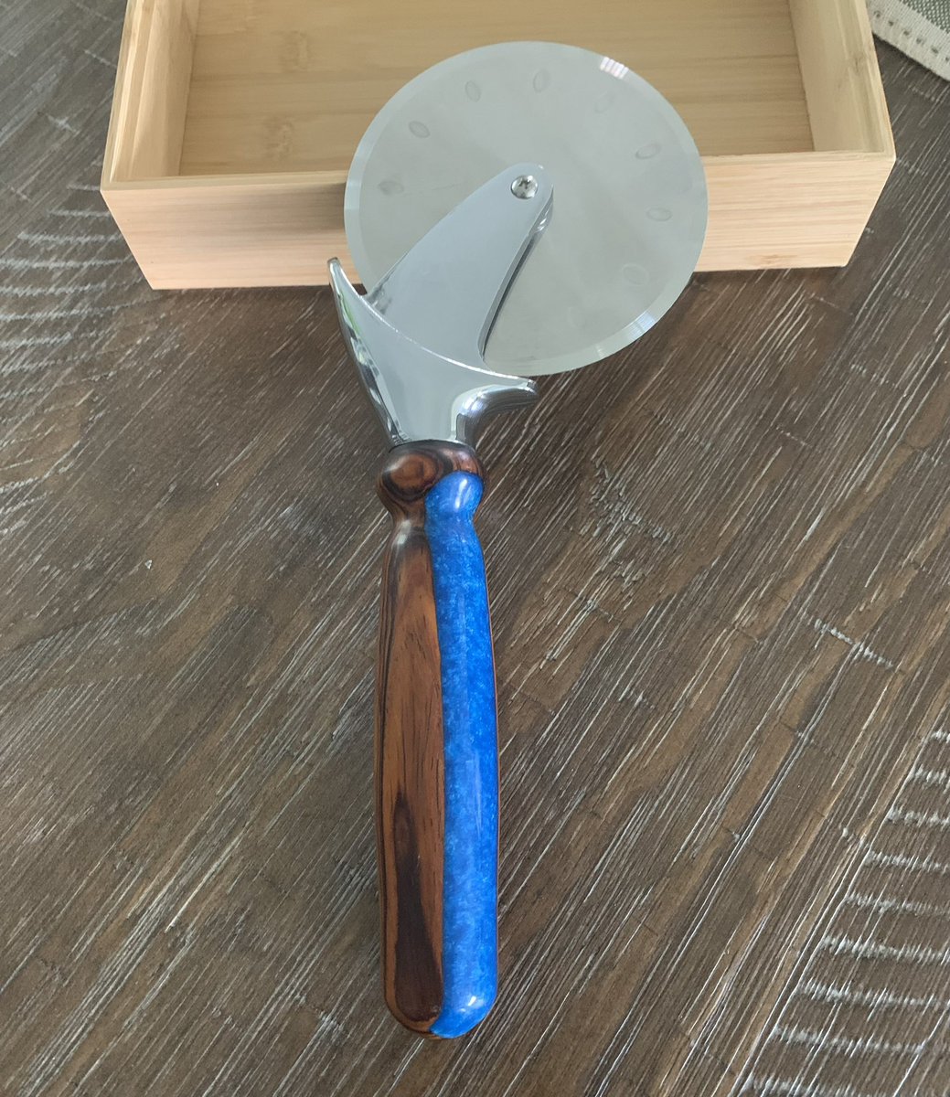 RodemoyerDesign's tweet image. New! Venturing into Utensils. This is a chef style heavy duty large pizza cutter. Made with Exotic Cocobolo wood and Caribbean blue resin. The hardware is stainless steel. Listed in the shop RodemoyerDesigns.com  #pizza #pizzacutter #utensils #kitchen #chef #cheftools 
#unique
