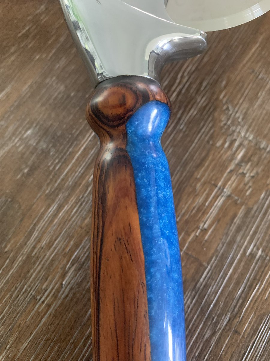 RodemoyerDesign's tweet image. New! Venturing into Utensils. This is a chef style heavy duty large pizza cutter. Made with Exotic Cocobolo wood and Caribbean blue resin. The hardware is stainless steel. Listed in the shop RodemoyerDesigns.com  #pizza #pizzacutter #utensils #kitchen #chef #cheftools 
#unique