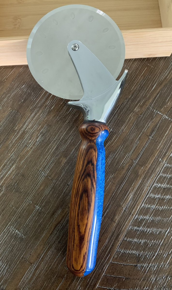 RodemoyerDesign's tweet image. New! Venturing into Utensils. This is a chef style heavy duty large pizza cutter. Made with Exotic Cocobolo wood and Caribbean blue resin. The hardware is stainless steel. Listed in the shop RodemoyerDesigns.com  #pizza #pizzacutter #utensils #kitchen #chef #cheftools 
#unique