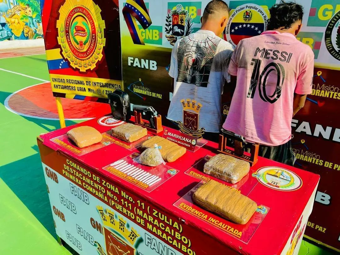 GnbGaranteDePaz's tweet photo. La FANB en el Edo Zulia, capturó a un ciudadano, a quien se le incautó 05 envoltorios tipo panela y 17 envoltorios de forma irregular de marihuana, con un peso de 2.762.00 Kg, 01 arma de fuego tipo pistola sin marca ni seriales y 01 facsimil de arma de fuego. A/O del MP. https://t.co/HuSoxlO7SB