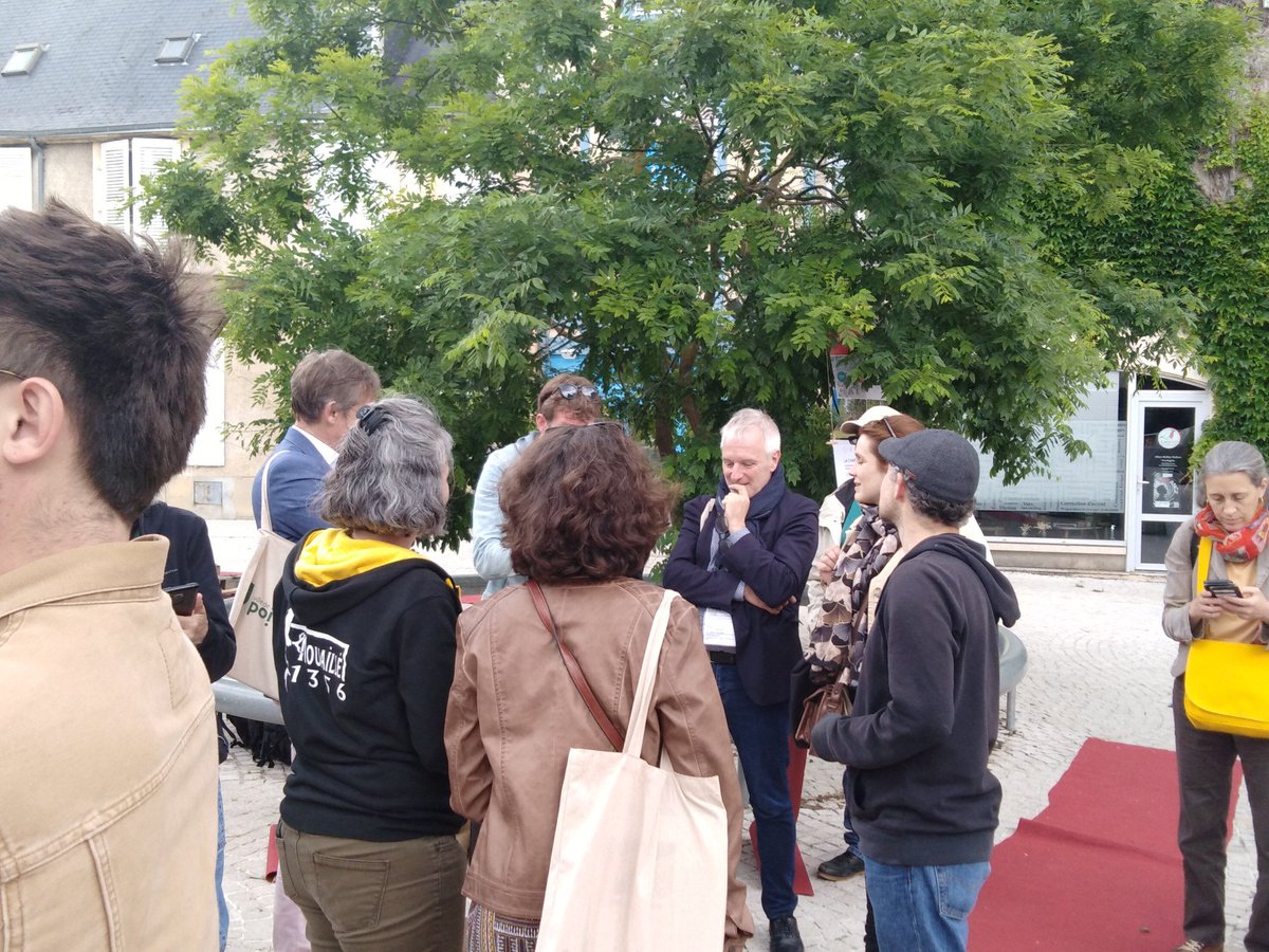 Lors des <a href="/RN_EducPop/">Rencontres Nationales de l'Éducation Populaire</a> visite du terrain d'aventure des <a href="/CemeaFr/">Cemea France</a> par @poitiersfr et quelques députés invités pour le travail sur une loi #educpop. 🙏