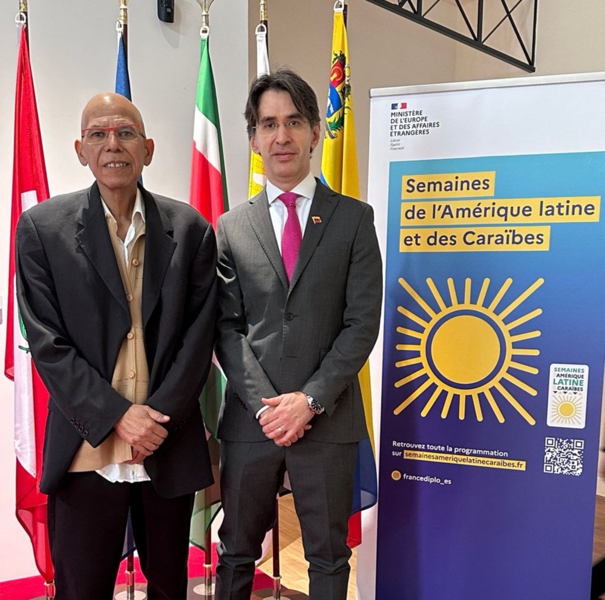 VillegasPoljak's tweet photo. Felicitaciones al músico venezolano Rafael Quintero —en la foto junto a nuestro embajador en París, Arturo Gil— por un nuevo y merecido reconocimiento internacional a su trayectoria artística: el pasado jueves recibió Medalla de Oro por parte del Senado de #Francia. ¡De San Agustín para el mundo!

#Venezuela
#1Jun