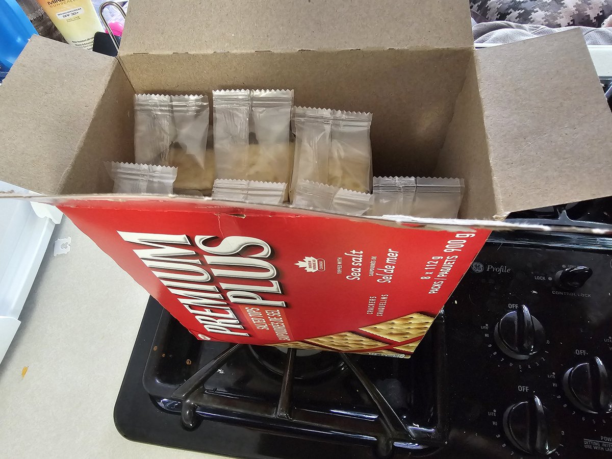 Devodoubled's tweet image. Remember when these used to reach the top of the box??.. #Shrinkflation #plemiumpluscrackers #ripoff