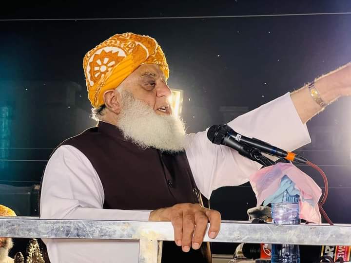 ناکام ہوئی کوشش کئی زمانے کے جرنیلوں کی
یہ سر جھکا ہی نہیں کبھی کسی جرنیل کے آگے
💪
#مظفرگڑھ_عوامی_اسمبلی