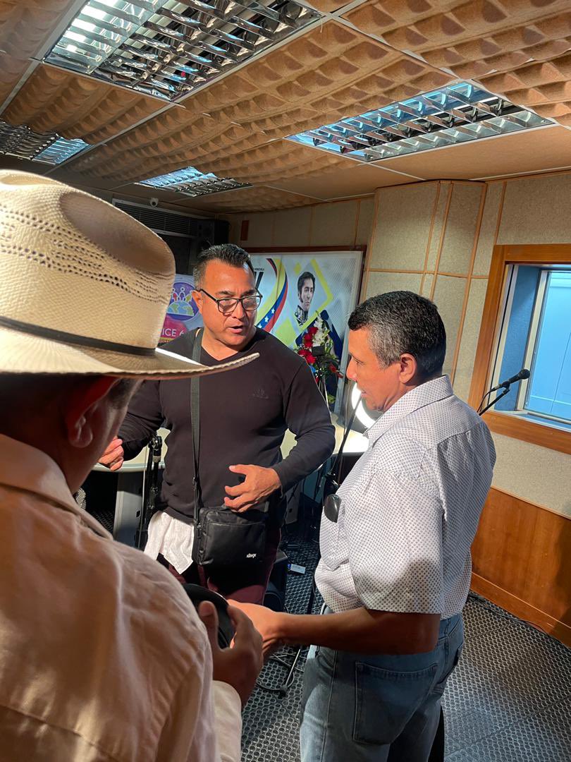 RNVinformativa's tweet photo. El equipo de RNV trabajando activamente en el #RadiotoM24hrs 

#PuebloEnLasRedes https://t.co/zZMq1d7lme