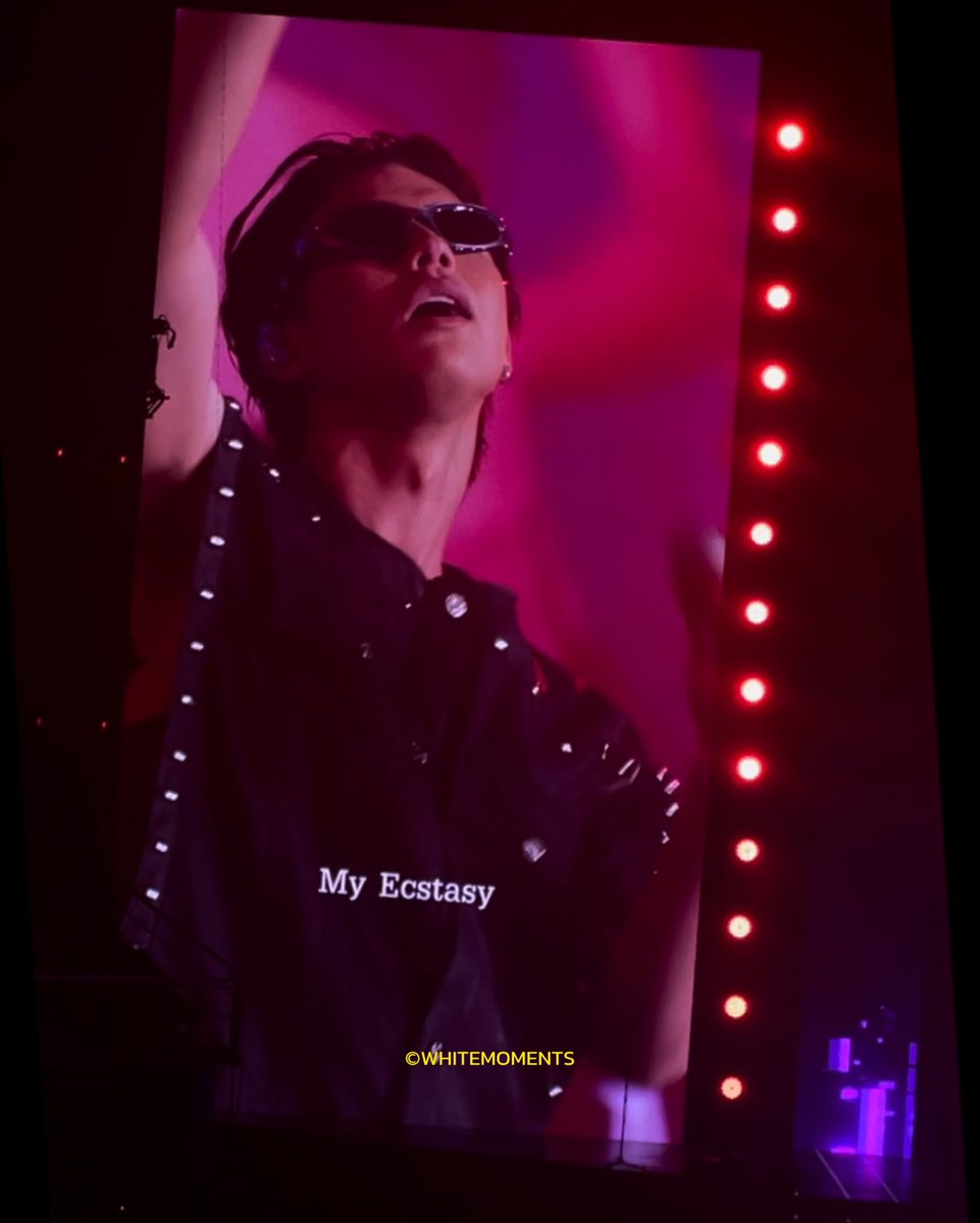 WHITE MOMENTS tweet media