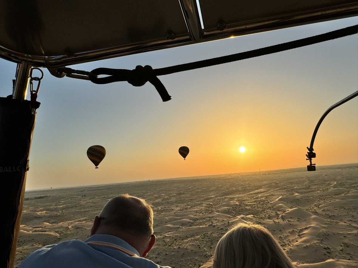 Travel_Expe's tweet photo. Hello Sunrise 🌅 ~ #BalloonAdventuresDubai #HotAirBalloon https://t.co/G3qWV31XW9