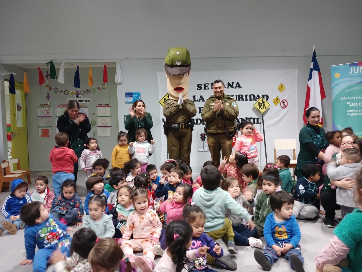 Carab_Maule's tweet image. De manera didáctica y entretenida, Carabineros de la Subcomisaría #CarlosTrupp de #Talca, dictaron charla de seguridad vial a los niños del jardín #Lucerito.