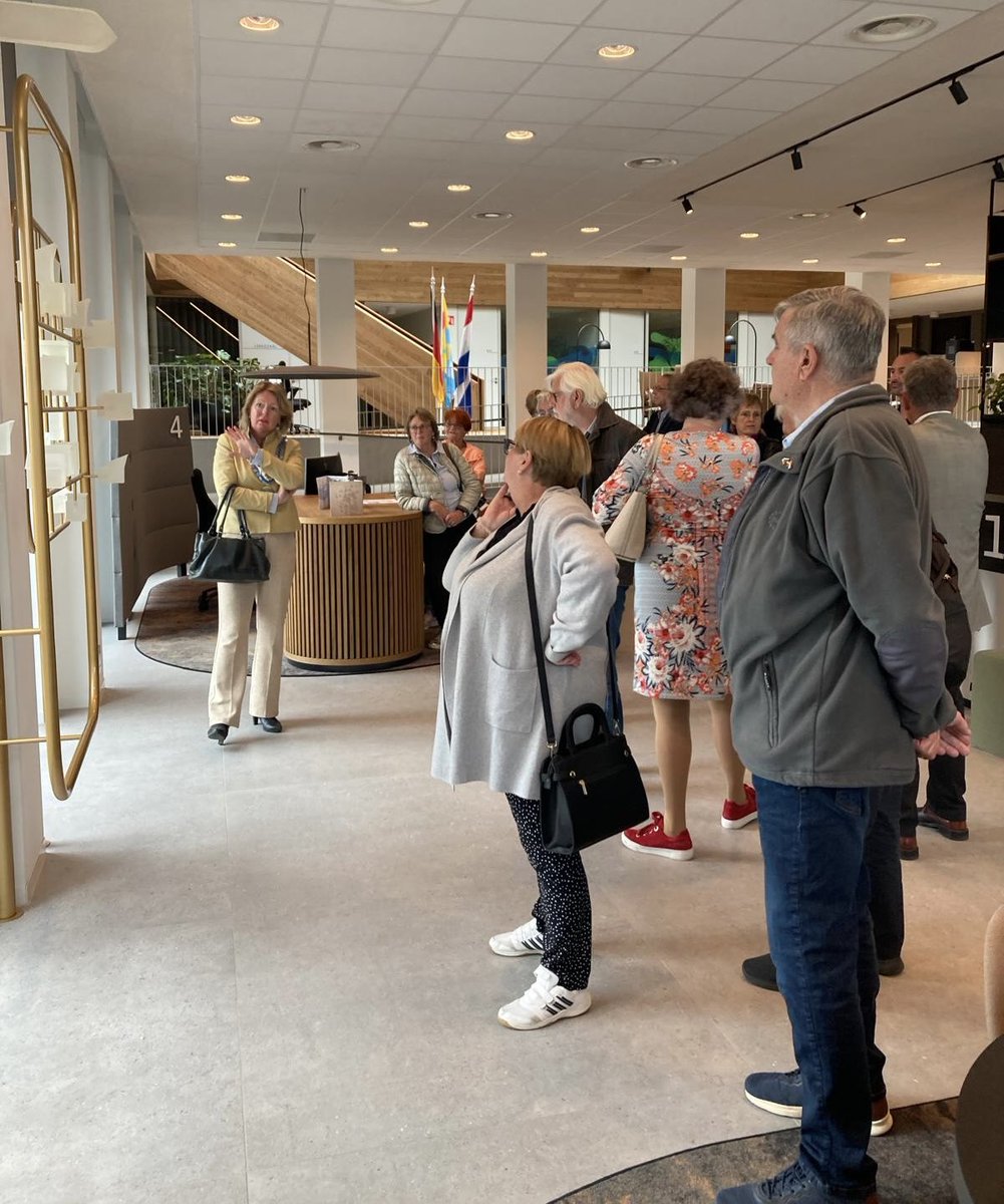 BurgmOverbetuwe's tweet photo. Vanmiddag een delegatie uit onze Duitse #partnergemeente #Usingen ontvangen #jumelage #vriendschapsband. Na een warm welkom in de raadzaal kregen we een interessante presentatie over de overeenkomsten tussen beide gemeenten. Fijn weekend met elkaar in onze mooie @Gem_Overbetuwe ! https://t.co/mtkL1xK3pm