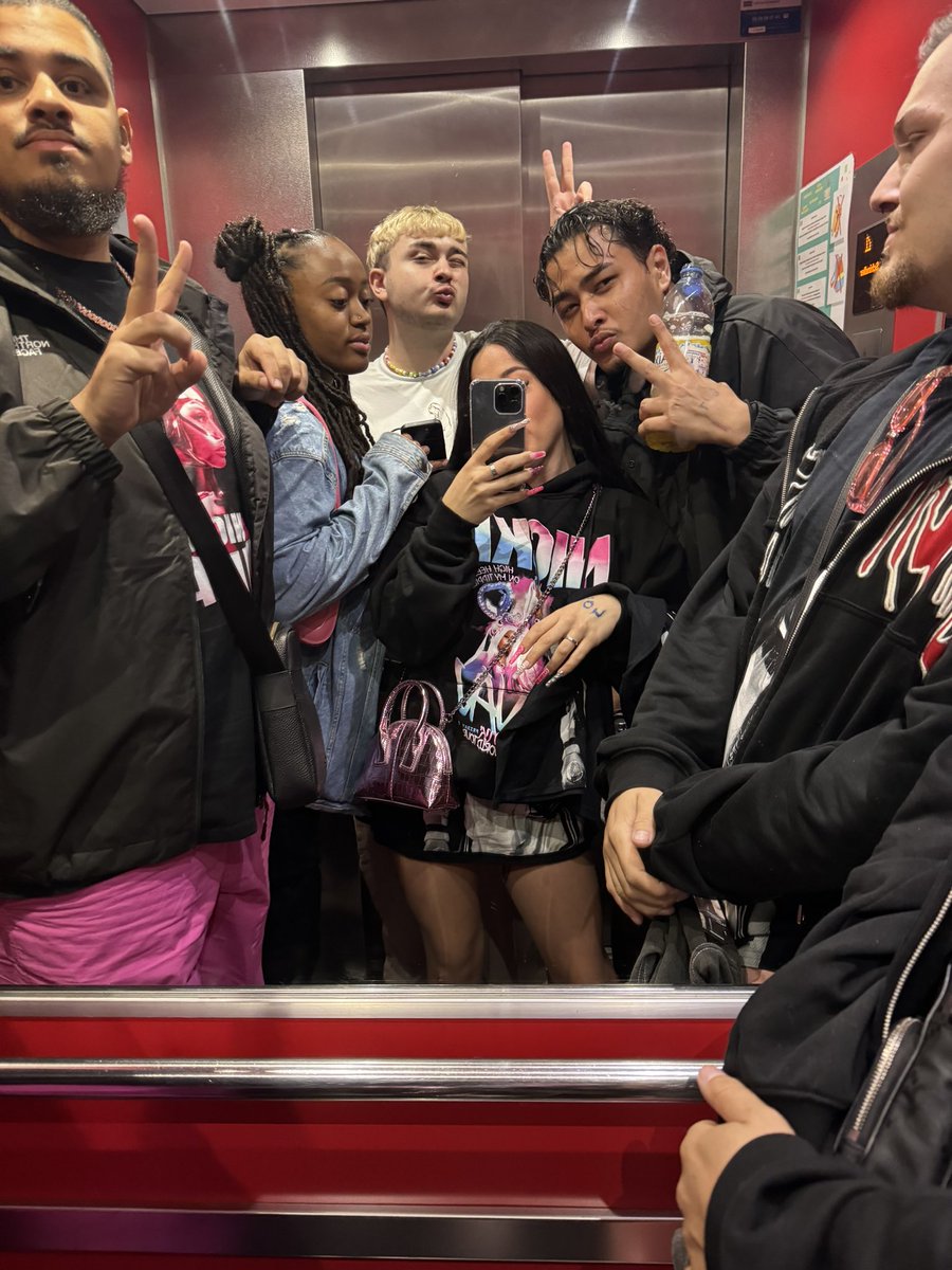 ManonTMFR's tweet image. .@NICKIMINAJ #GagCityPARIS 🇫🇷❣️#TMFR