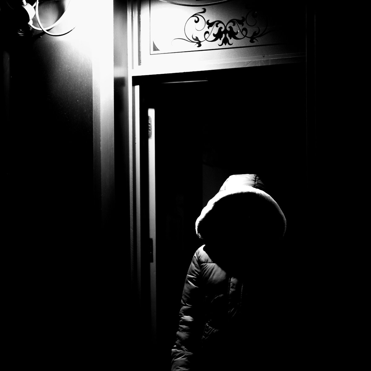 mathewalan_'s tweet photo. 💡 Spotlight in the night. Even in the darkest hours, London shines bright.
•

•

•

•

#friendsinperson #Streetphotographers  #NightLights #GlowingMoments https://t.co/UDDkQFkmkB