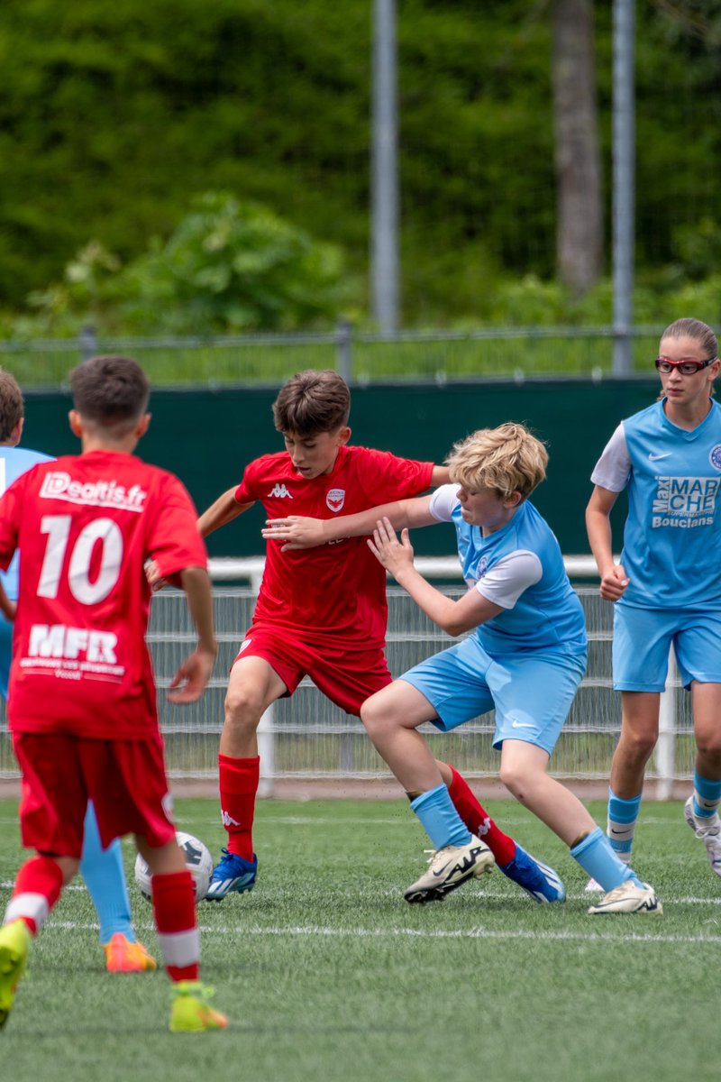 racing_besancon's tweet photo. ⚽️ 𝐍𝐨𝐬 𝐔𝟏𝟑 𝐬𝐨𝐧𝐭 𝐜𝐡𝐚𝐦𝐩𝐢𝐨𝐧𝐬 !
Victoire écrasante 7-0 pour nos U13G qui terminent la saison champion Inter-Secteur 🤩
👧 Du côté de nos féminines, le BF l’emporte 2 buts à 0 au terme d’une partie engagée.
#TeamRB https://t.co/KXHysSavSi