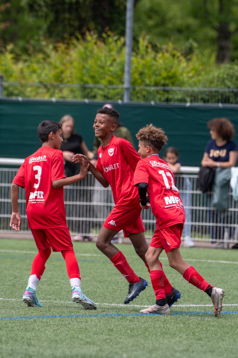 racing_besancon's tweet photo. ⚽️ 𝐍𝐨𝐬 𝐔𝟏𝟑 𝐬𝐨𝐧𝐭 𝐜𝐡𝐚𝐦𝐩𝐢𝐨𝐧𝐬 !
Victoire écrasante 7-0 pour nos U13G qui terminent la saison champion Inter-Secteur 🤩
👧 Du côté de nos féminines, le BF l’emporte 2 buts à 0 au terme d’une partie engagée.
#TeamRB https://t.co/KXHysSavSi