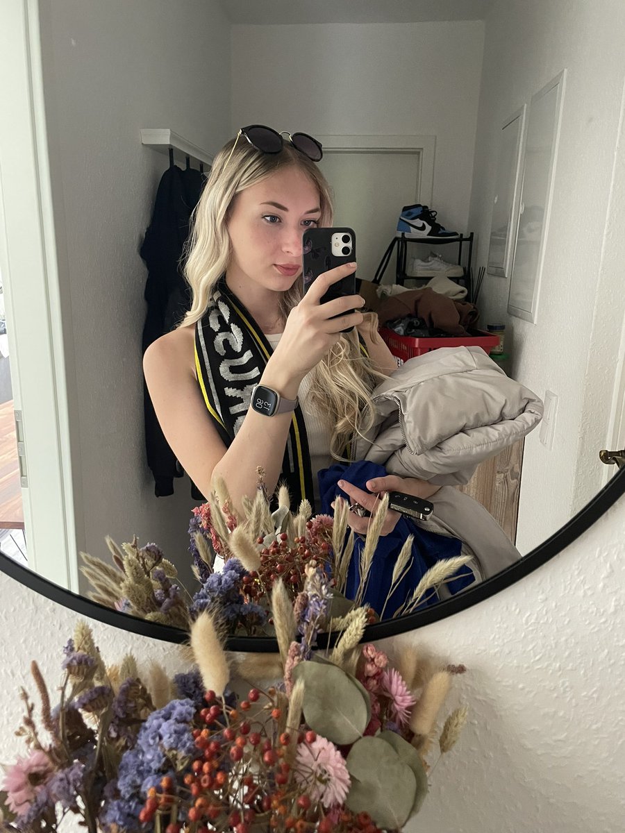 Schal von <a href="/94_marv/">Marv (summer love acc)</a> um, schauen wir mal was wird heute Abend 💛🖤