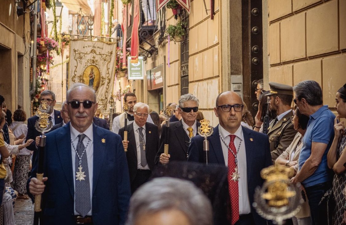 Miembros de <a href="/Hdad_EstrellaTo/">Hermandad ✷ Estrella</a> y <a href="/NazarenoToledo/">Nazareno Toledo</a> participaban en la procesión del #CorpusChristi de la ciudad, junto con un grupo numeroso de niños de #PrimeraComunión