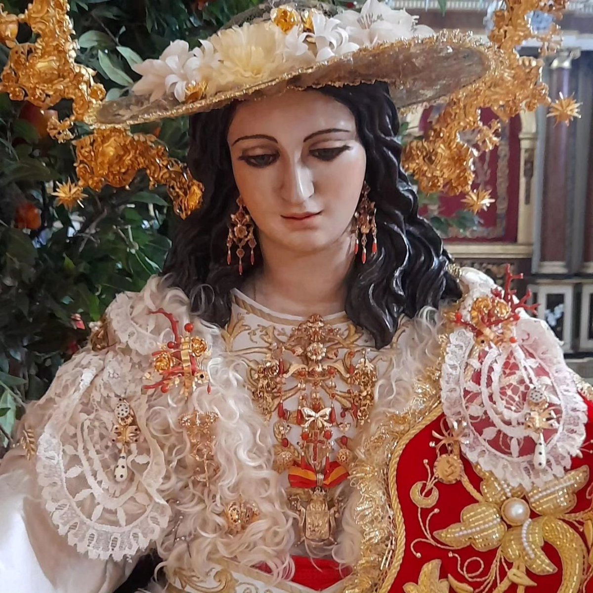 HdadPastora_Sf's tweet photo. Ya está el paso de la Divina Pastora exornado para el Corpus.
Luce, entre otras joyas, la Medalla de oro de la Ciudad de Sevilla, cedida para la ocasión por @MaestroTejera.
Llevará rosas blancas con racimos de uvas y espigas, en relación a la Festividad litúrgica que celebramos. https://t.co/rbFejL1hde